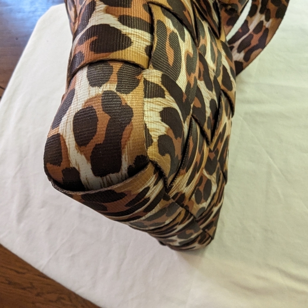 Harveys Snow Leopard (Old Style) Mini Messenger Bag - Picture 8 of 11